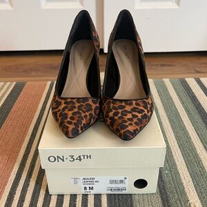 Leopard print pumps